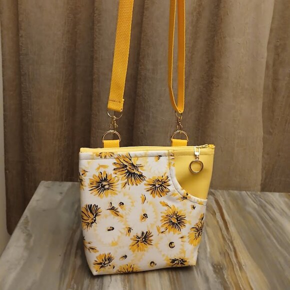 New Travel Sling Crossbody Yellow White Pebbled faux leather & Daisy fabric Gold - Picture 2 of 15